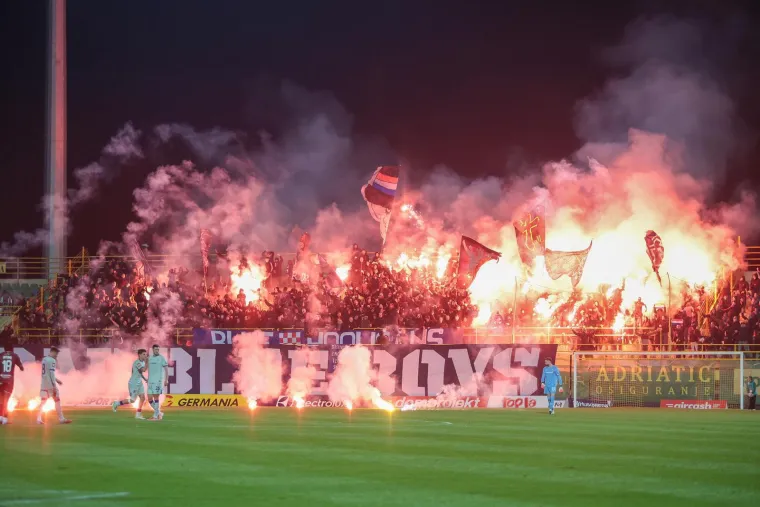 Vi&scaron;ejezični show u Puli: Navijači Istre izvjesili poruke koje su izazvale salve smijeha na stadionu