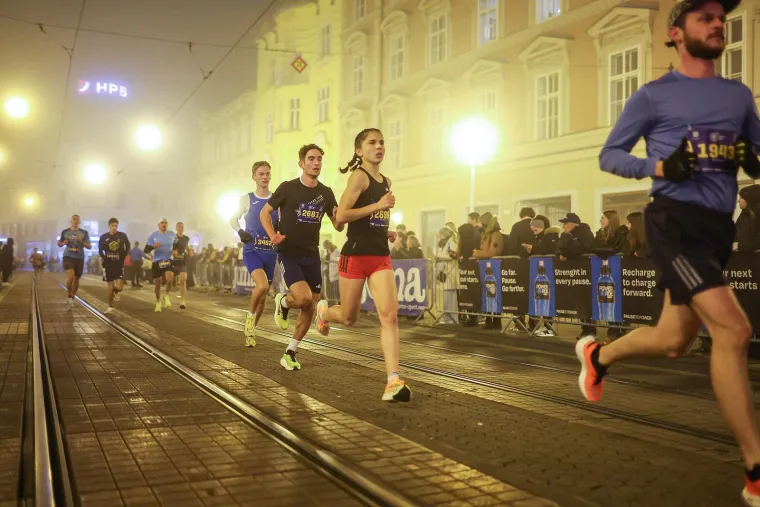 Zagrebački cener ponovno odu&scaron;evio: Pogledajte spektakularnu atmosferu s noćne utrke