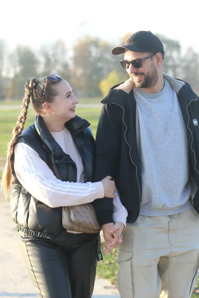 Zaljubljeni pogledi ovog romantičnog para svih su rastopili: Osmijesima nisu mogli sakriti sreću