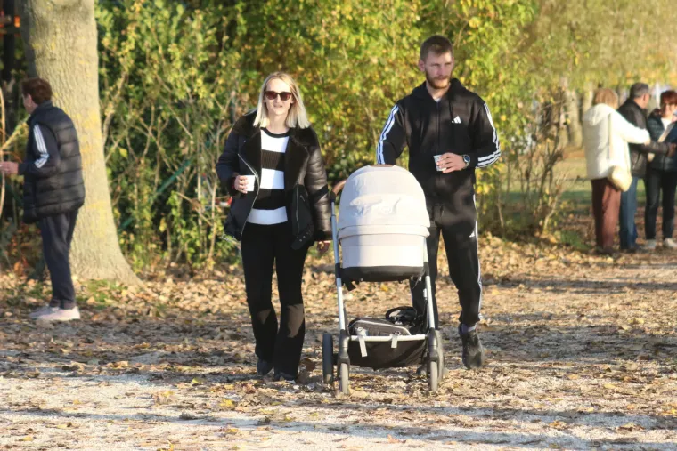 Zaljubljeni pogledi ovog romantičnog para svih su rastopili: Osmijesima nisu mogli sakriti sreću