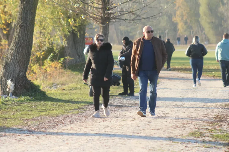 Zaljubljeni pogledi ovog romantičnog para svih su rastopili: Osmijesima nisu mogli sakriti sreću