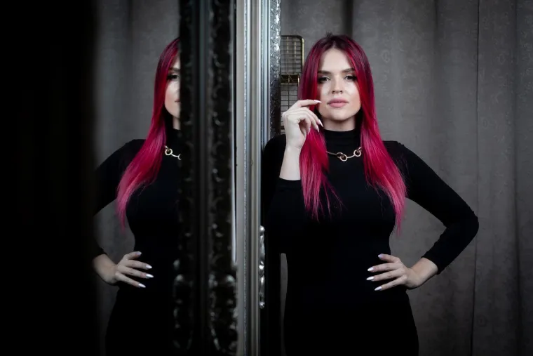 Zbog njezine ljepote se često uzima karta vi&scaron;e: Pjevačica Colonije danas uživa u majčinstvu