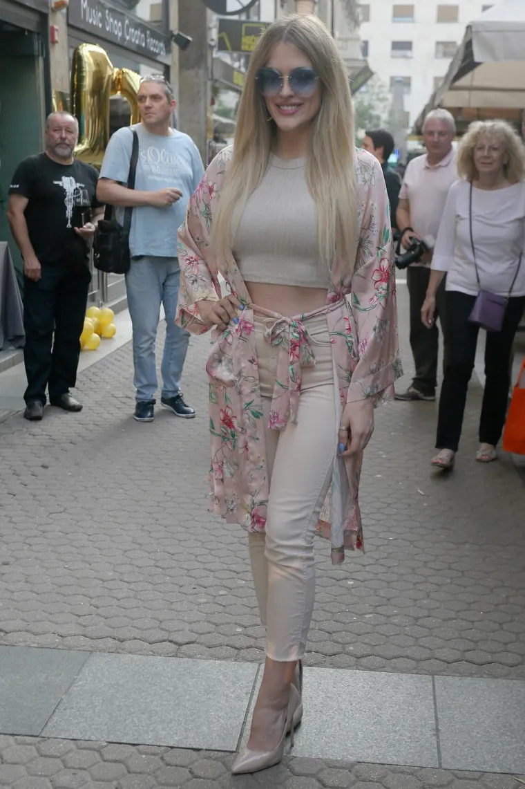 Zbog njezine ljepote se često uzima karta više: Pjevačica Colonije danas uživa u majčinstvu