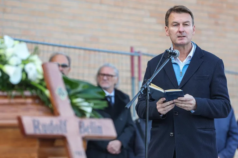 Posljednji ispraćaj džentlmena Rudija: Ogromna tuga legendi za jedinog Belina uz posebnu pjesmu