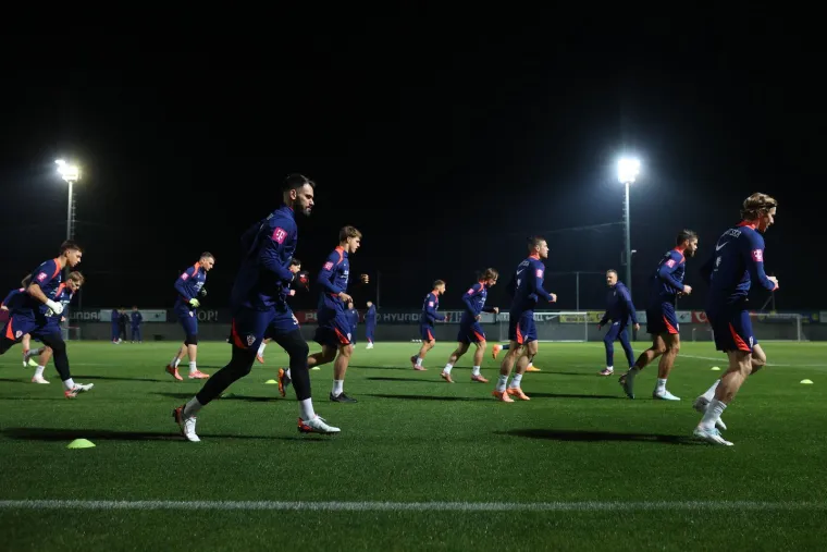 Evo kako je pro&scaron;ao prvi trening: Kapetan Modrić stao uz suigrača koji prolazi kroz najteži period