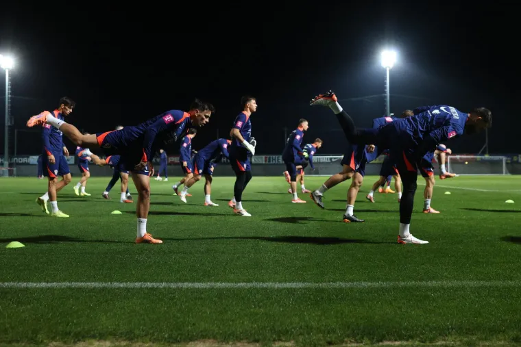 Evo kako je pro&scaron;ao prvi trening: Kapetan Modrić stao uz suigrača koji prolazi kroz najteži period