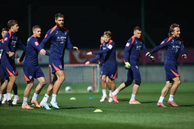 Evo kako je pro&scaron;ao prvi trening: Kapetan Modrić stao uz suigrača koji prolazi kroz najteži period