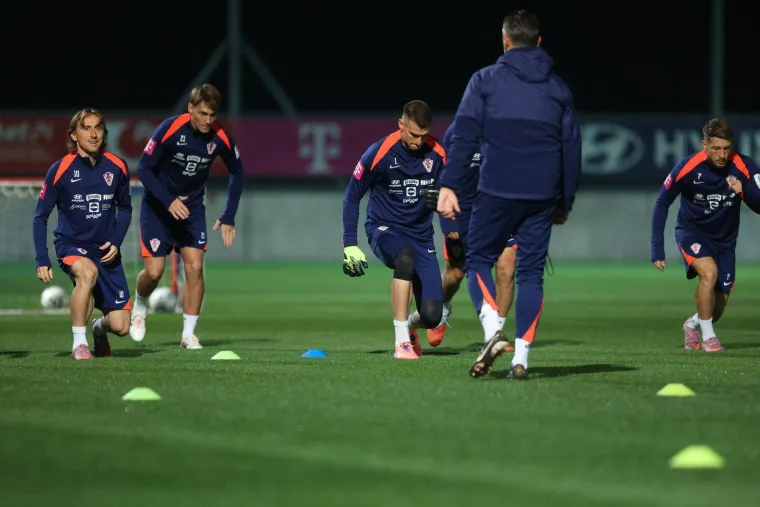 Evo kako je pro&scaron;ao prvi trening: Kapetan Modrić stao uz suigrača koji prolazi kroz najteži period