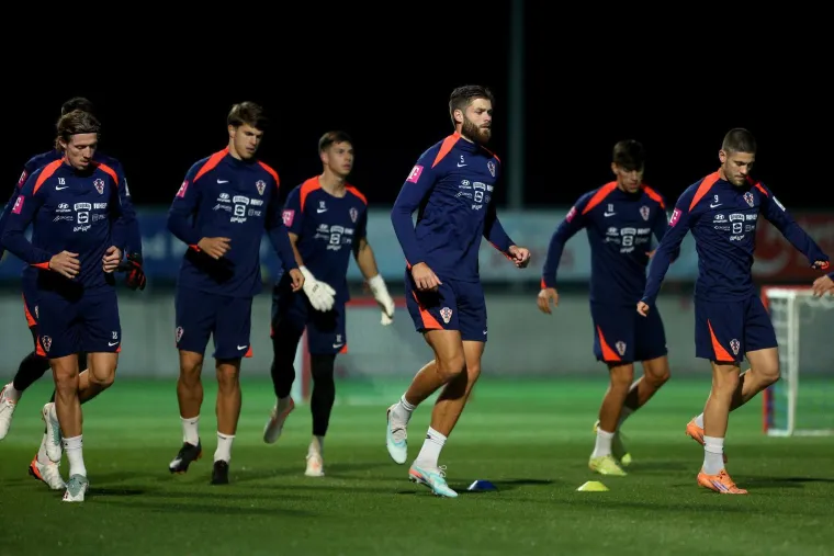 Evo kako je pro&scaron;ao prvi trening: Kapetan Modrić stao uz suigrača koji prolazi kroz najteži period