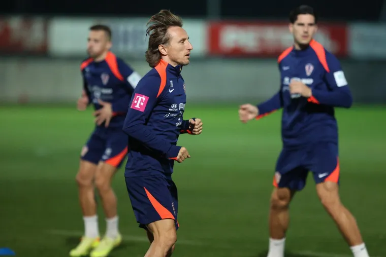 Evo kako je pro&scaron;ao prvi trening: Kapetan Modrić stao uz suigrača koji prolazi kroz najteži period