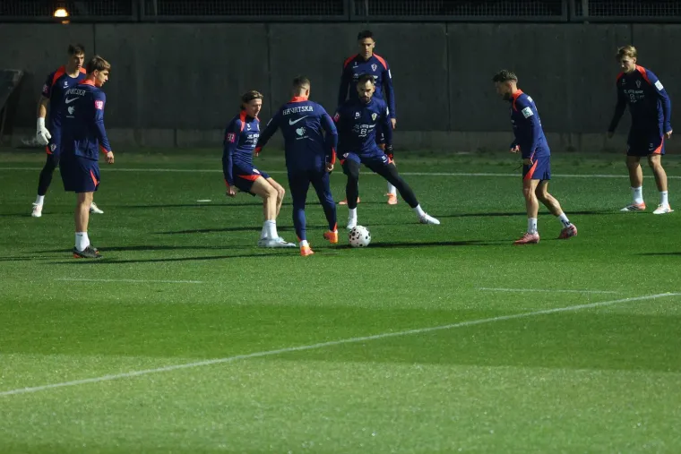 Evo kako je pro&scaron;ao prvi trening: Kapetan Modrić stao uz suigrača koji prolazi kroz najteži period