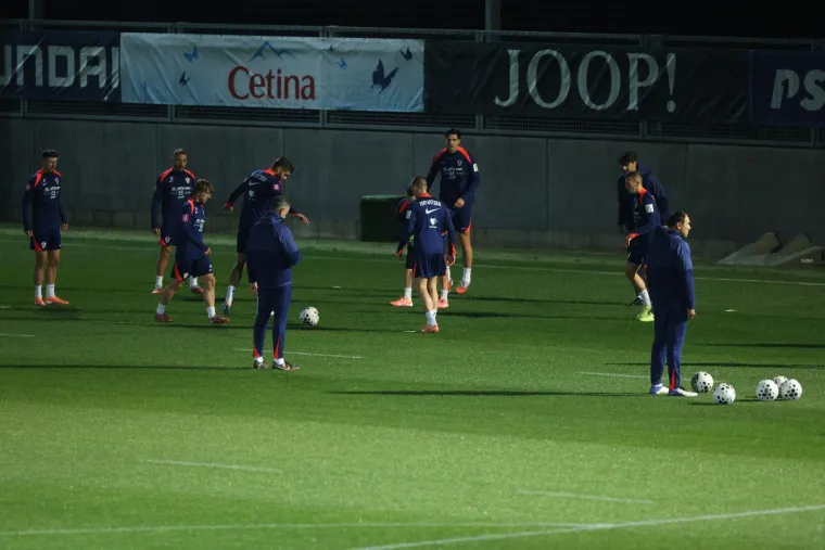 Evo kako je pro&scaron;ao prvi trening: Kapetan Modrić stao uz suigrača koji prolazi kroz najteži period