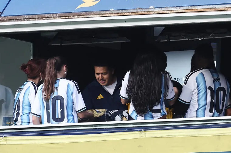 Dua Lipa na najluđem derbiju! Nije mogla vjerovati čemu svjedoči, a onda se pojavio on