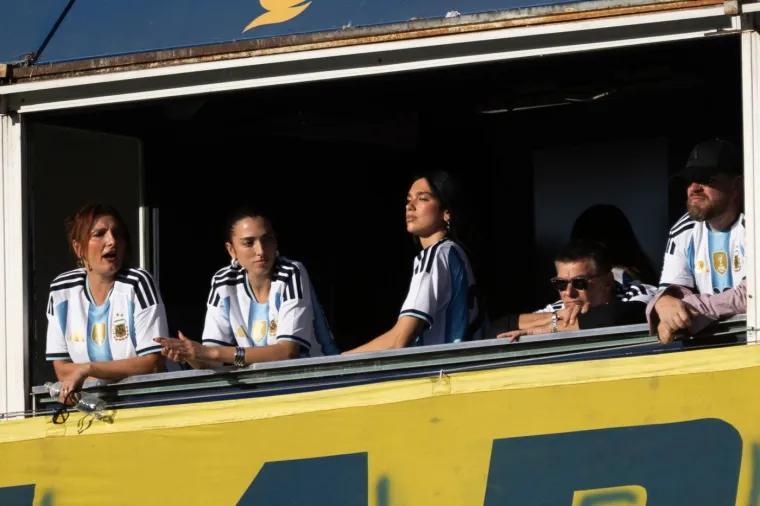 Dua Lipa na najluđem derbiju! Nije mogla vjerovati čemu svjedoči, a onda se pojavio on