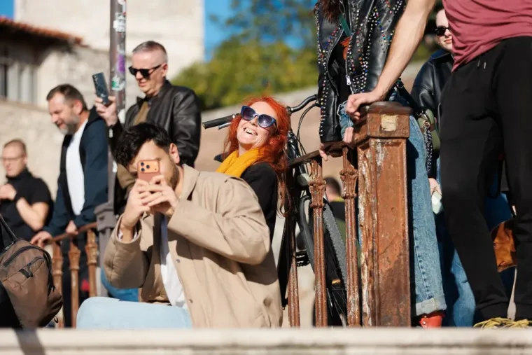 Dok su jedni gledali u brodove, ostali su se okretali za njom: Zgodna Zadranka prošetala uvalom