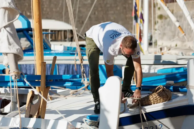 Dok su jedni gledali u brodove, ostali su se okretali za njom: Zgodna Zadranka prošetala uvalom