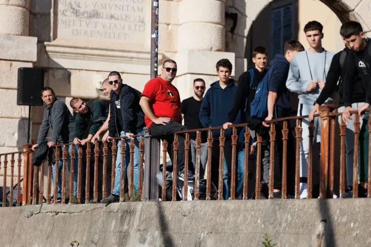 Dok su jedni gledali u brodove, ostali su se okretali za njom: Zgodna Zadranka prošetala uvalom