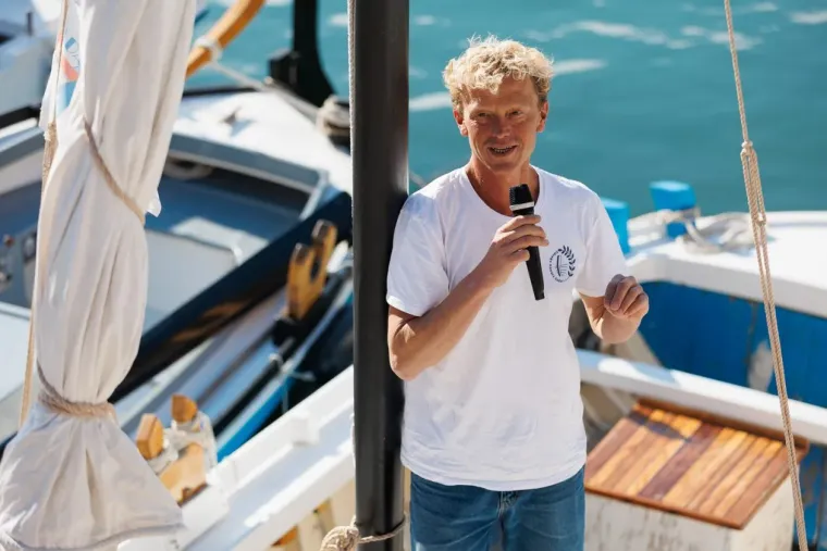 Dok su jedni gledali u brodove, ostali su se okretali za njom: Zgodna Zadranka prošetala uvalom