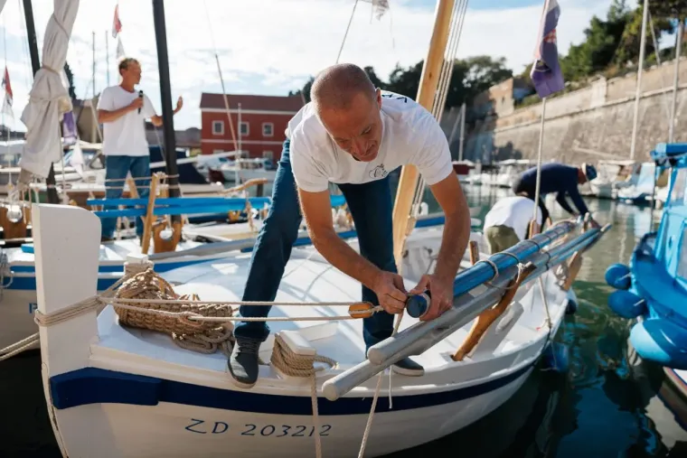 Dok su jedni gledali u brodove, ostali su se okretali za njom: Zgodna Zadranka prošetala uvalom