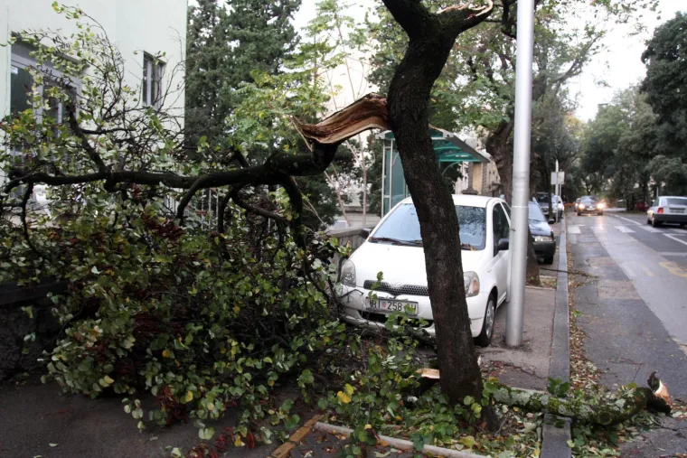 Hrvatski grad poharalo je toga dana žestoko nevrijeme: Letjeli su krovovi, padale grane...