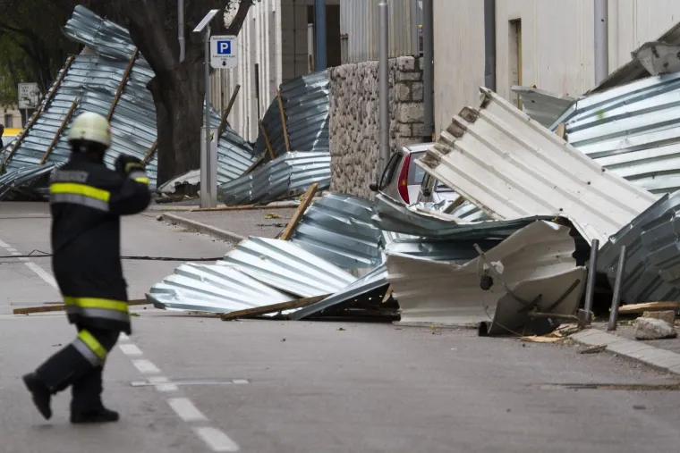 Hrvatski grad poharalo je toga dana žestoko nevrijeme: Letjeli su krovovi, padale grane...