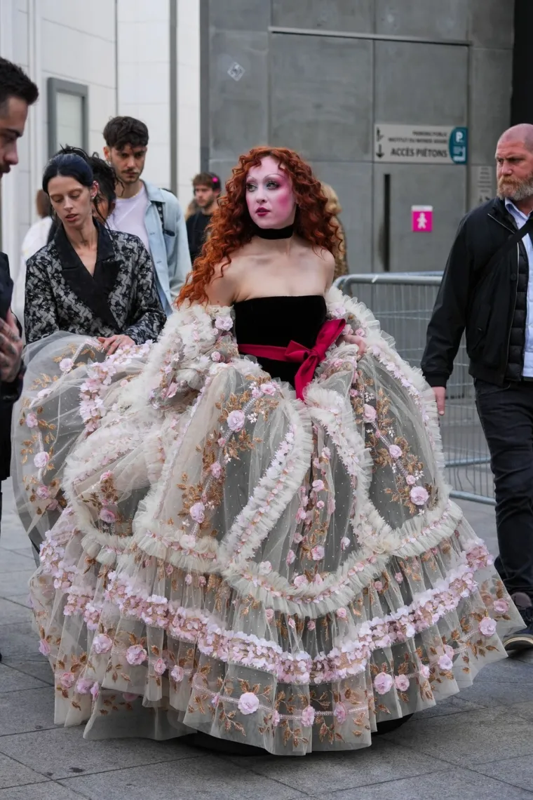 Queer ikona koje se paparazzi boje: Pogledajte ekstravagantne i &scaron;arene kombinacije Chappell Roan