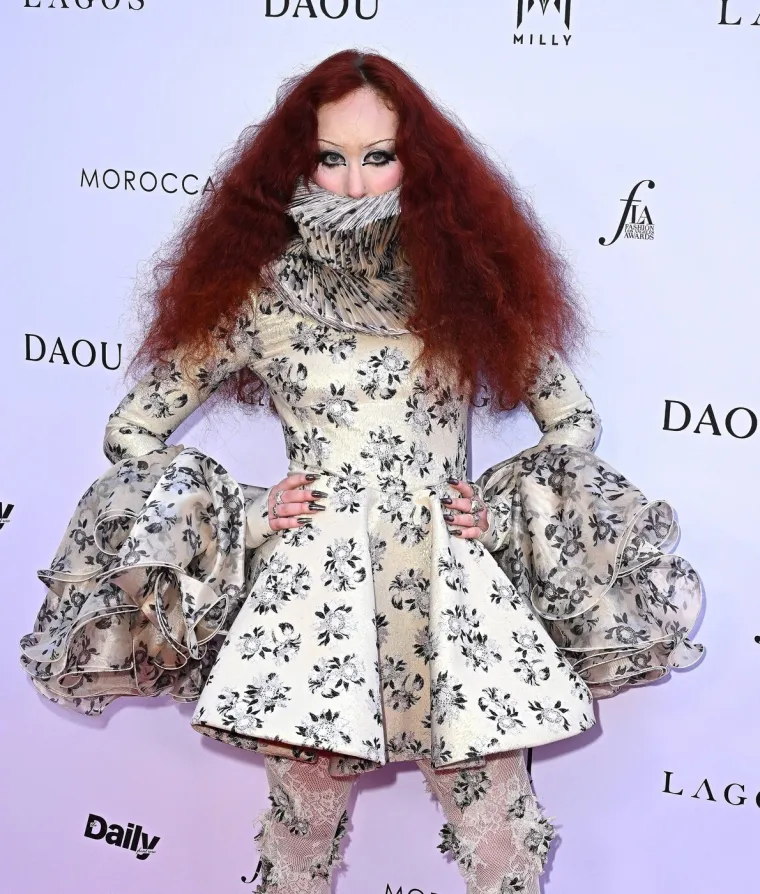 Queer ikona koje se paparazzi boje: Pogledajte ekstravagantne i &scaron;arene kombinacije Chappell Roan