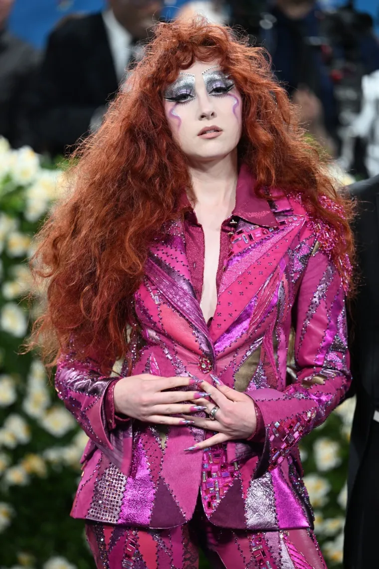 Queer ikona koje se paparazzi boje: Pogledajte ekstravagantne i &scaron;arene kombinacije Chappell Roan
