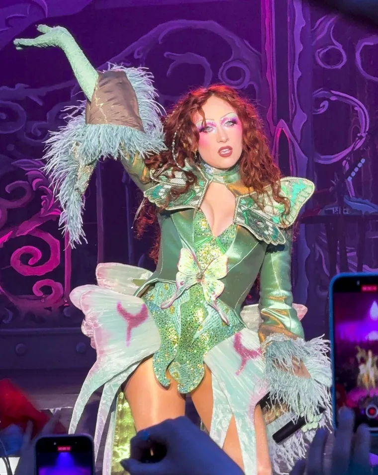 Queer ikona koje se paparazzi boje: Pogledajte ekstravagantne i &scaron;arene kombinacije Chappell Roan