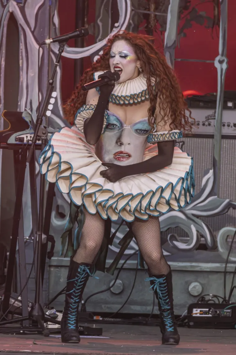 Queer ikona koje se paparazzi boje: Pogledajte ekstravagantne i &scaron;arene kombinacije Chappell Roan