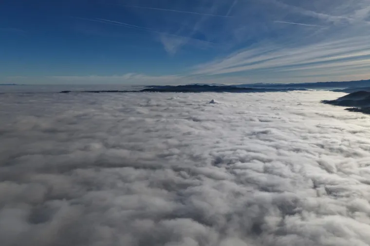 Prizori koji oduzimaju dah: Znate li koji se grad krije ispod ovih oblaka?