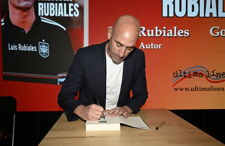 Rubiales je govorio o svojoj novoj knjizi Matar a Rubiales ("Ubijanje Rubialesa”) u dvorani Eventize u španjolskoj prijestolnici, kada je jedan muškarac iz publike, za kojeg je kasnije potvrđeno da je njegov ujak, također zvan Luis Rubiales, mlađi brat njegova oca, počeo bacati jaja na njega na pozornici.