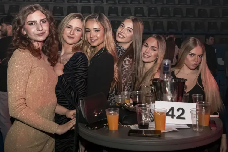 Publika plesala, ali ona je bila spektakl: Zgodna legica u zlatnoj haljinici zapalila Osijek