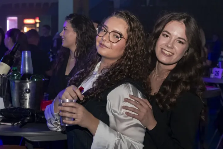 Publika plesala, ali ona je bila spektakl: Zgodna legica u zlatnoj haljinici zapalila Osijek