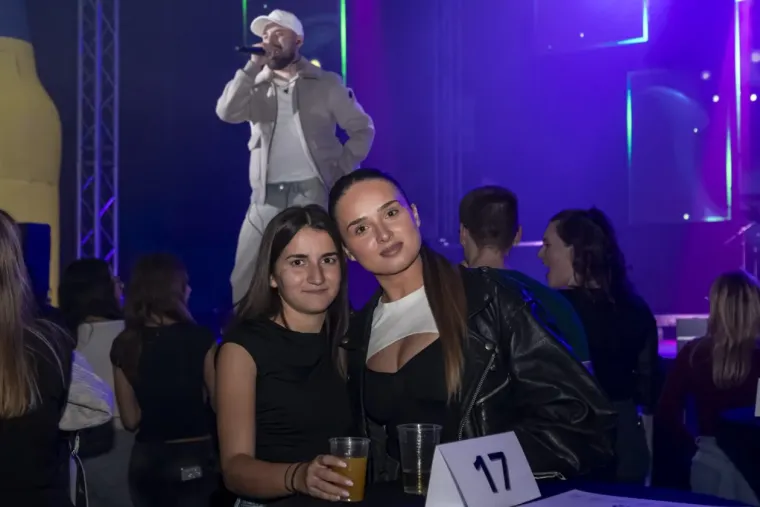 Publika plesala, ali ona je bila spektakl: Zgodna legica u zlatnoj haljinici zapalila Osijek