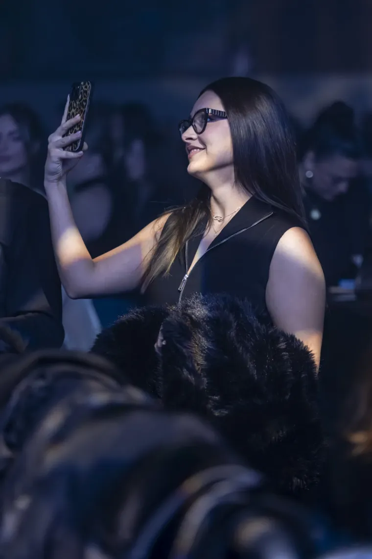 Publika plesala, ali ona je bila spektakl: Zgodna legica u zlatnoj haljinici zapalila Osijek