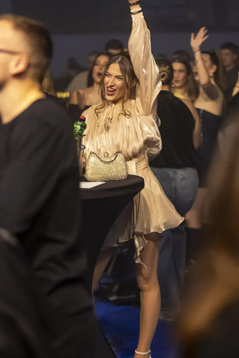 Publika plesala, ali ona je bila spektakl: Zgodna legica u zlatnoj haljinici zapalila Osijek