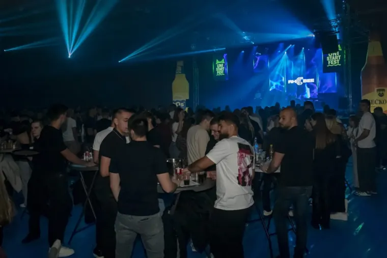 Publika plesala, ali ona je bila spektakl: Zgodna legica u zlatnoj haljinici zapalila Osijek