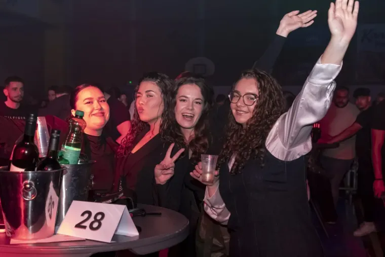 Publika plesala, ali ona je bila spektakl: Zgodna legica u zlatnoj haljinici zapalila Osijek