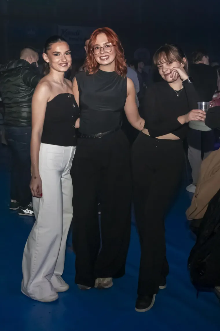 Publika plesala, ali ona je bila spektakl: Zgodna legica u zlatnoj haljinici zapalila Osijek