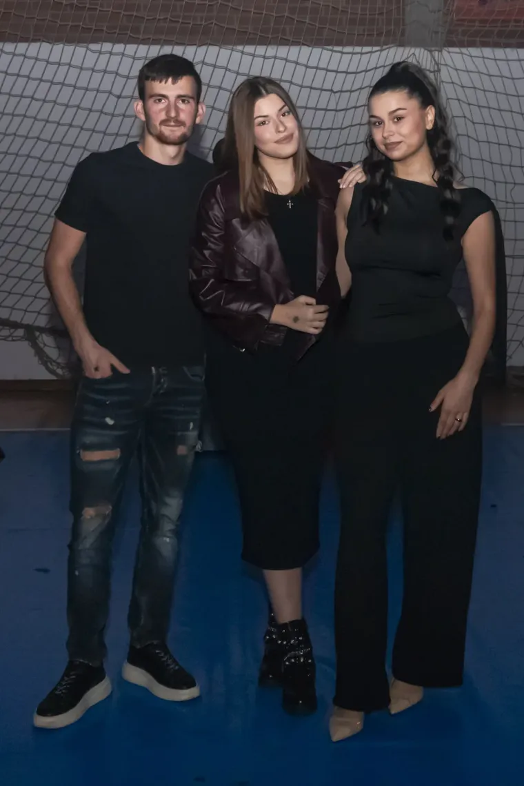 Publika plesala, ali ona je bila spektakl: Zgodna legica u zlatnoj haljinici zapalila Osijek