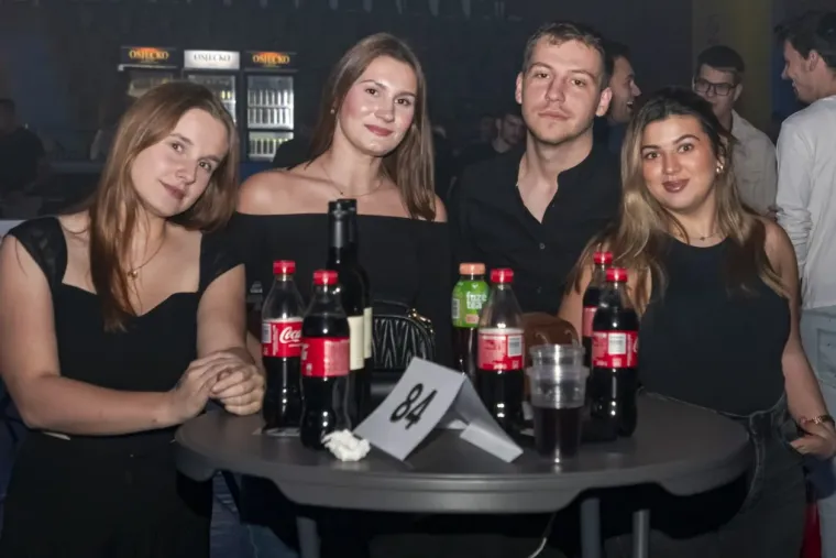 Publika plesala, ali ona je bila spektakl: Zgodna legica u zlatnoj haljinici zapalila Osijek