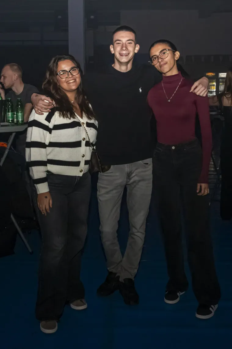 Publika plesala, ali ona je bila spektakl: Zgodna legica u zlatnoj haljinici zapalila Osijek