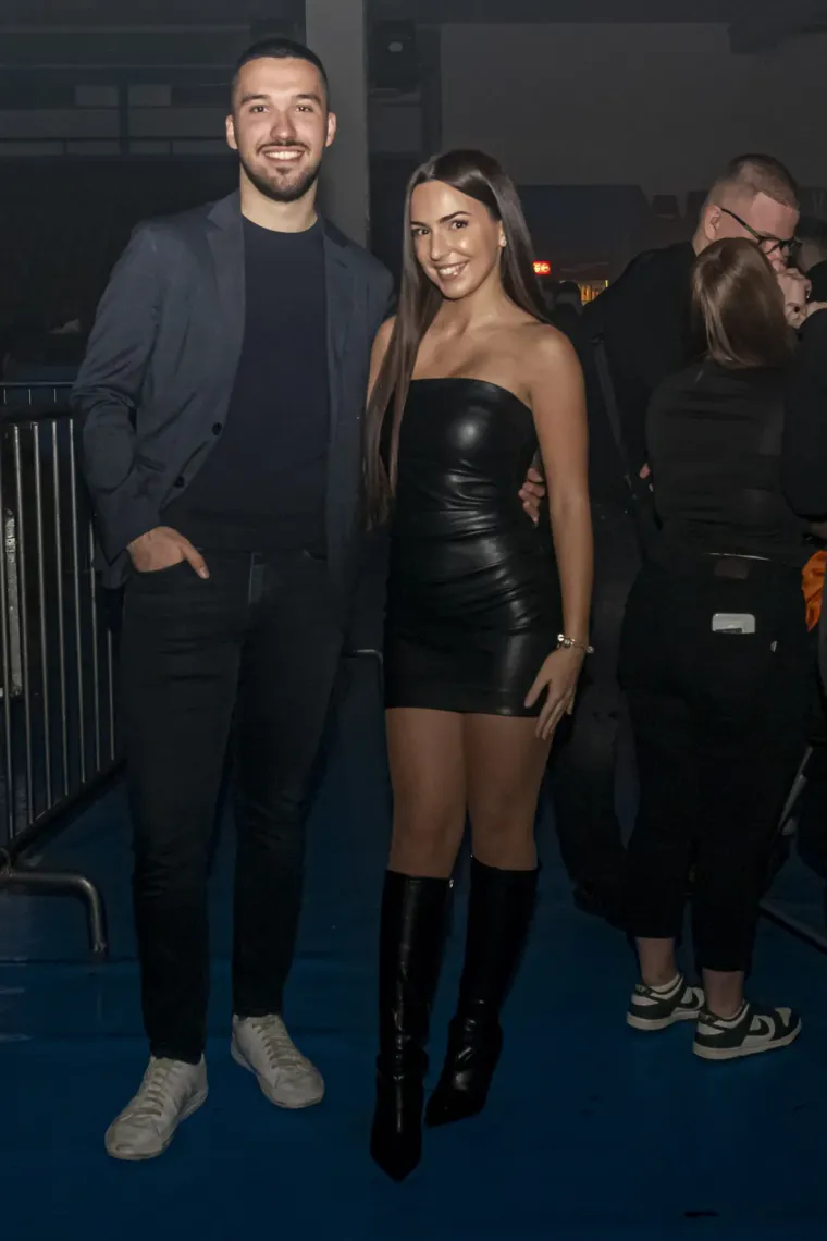 Publika plesala, ali ona je bila spektakl: Zgodna legica u zlatnoj haljinici zapalila Osijek