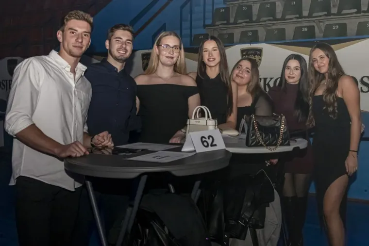 Publika plesala, ali ona je bila spektakl: Zgodna legica u zlatnoj haljinici zapalila Osijek