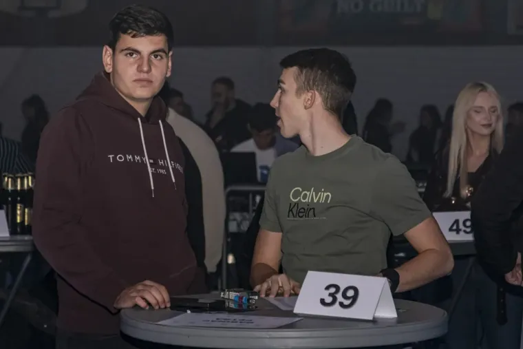 Publika plesala, ali ona je bila spektakl: Zgodna legica u zlatnoj haljinici zapalila Osijek