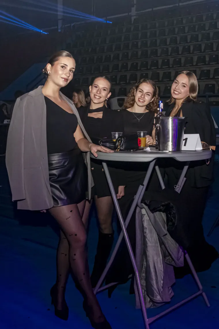 Publika plesala, ali ona je bila spektakl: Zgodna legica u zlatnoj haljinici zapalila Osijek