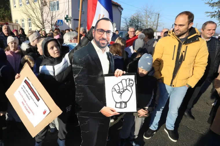 'Toma&scaron;ević' iznenadio okupljene u Donjem Dragono&scaron;cu: 'Ma, je li to stvarno on do&scaron;ao?'