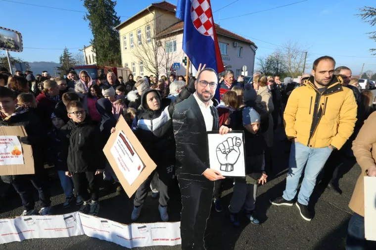 'Toma&scaron;ević' iznenadio okupljene u Donjem Dragono&scaron;cu: 'Ma, je li to stvarno on do&scaron;ao?'