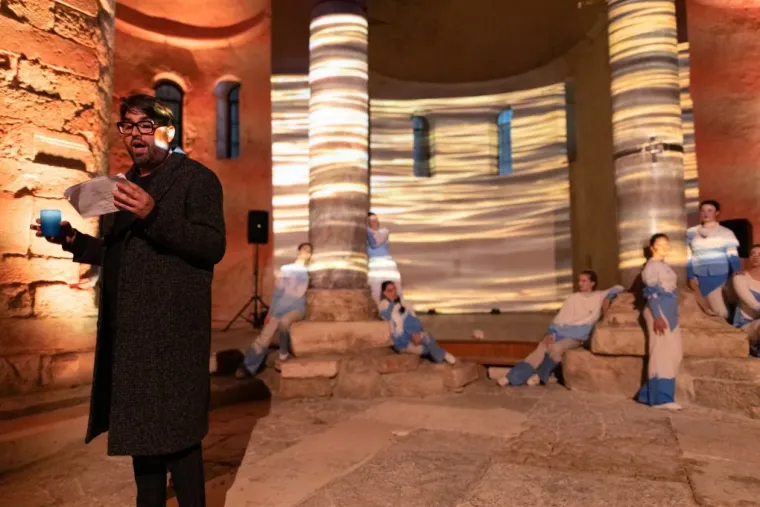 Tamnokosa Zadranka bila je magnet za znatiželjne poglede: Crna haljina stajala joj kao salivena